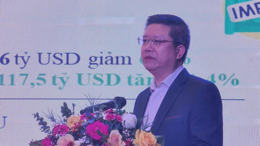 Deputy Director of the Department of Quality, Processing, and Market Development Le Thanh Hoa speaking at the forum. (Photo: Viet An.)