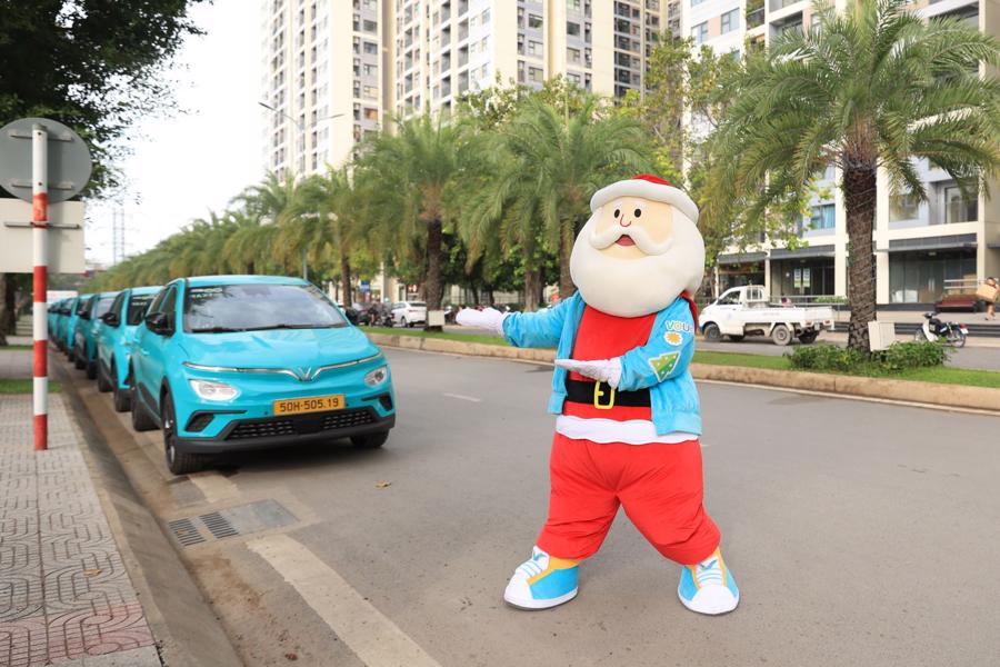 &ldquo;Xanhta Claus&rdquo; cũng c&oacute; mặt để giao lưu v&agrave; hướng dẫn kh&aacute;ch h&agrave;ng t&igrave;m đến điểm đậu đ&oacute;n của Xanh SM.