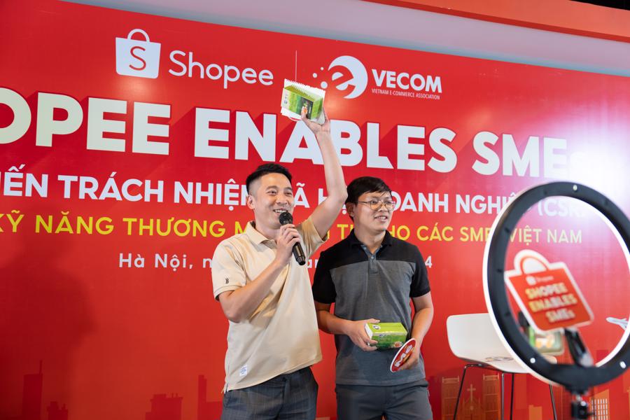 Nh&agrave; b&aacute;n h&agrave;ng địa phương tham gia buổi đ&agrave;o tạo thuộc khu&ocirc;n khổ chương tr&igrave;nh &ldquo;Shopee Enables SMEs&rdquo;.