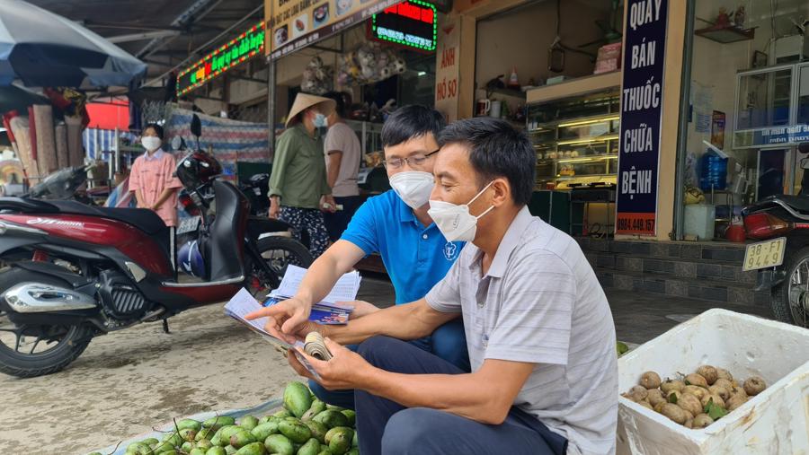 Th&ocirc;ng tin ch&iacute;nh s&aacute;ch bảo hiểm x&atilde; hội đến c&aacute;c nh&oacute;m lao động chưa tham gia. Ảnh: Duy Nguyễn.