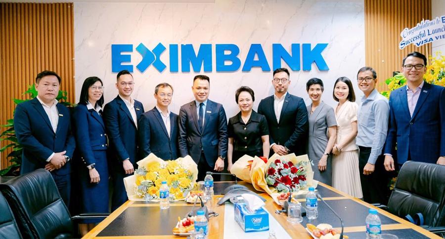 Đại diện Ban l&atilde;nh đạo Eximbank v&agrave; Visa chụp h&igrave;nh lưu niệm.