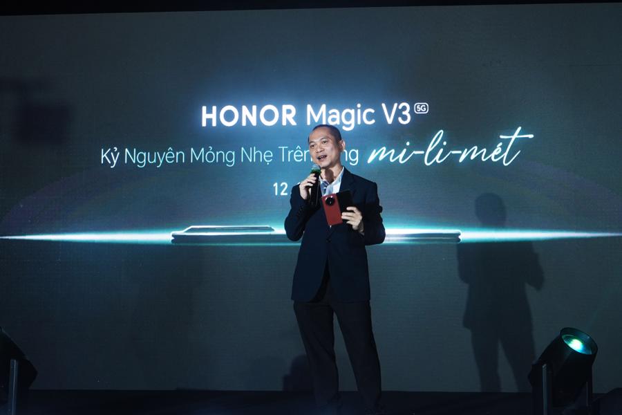 &Ocirc;ng Ho&agrave;ng Trung Ki&ecirc;n - Tổng gi&aacute;m đốc FPT Retail chia sẻ về HONOR Magic V3 tại sự kiện.