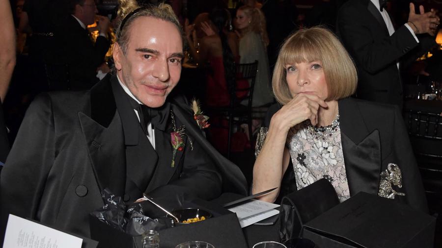 Gi&aacute;m đốc s&aacute;ng tạo John Galliano ngồi c&ugrave;ng "b&agrave; tr&ugrave;m Vogue" Anna Wintour.