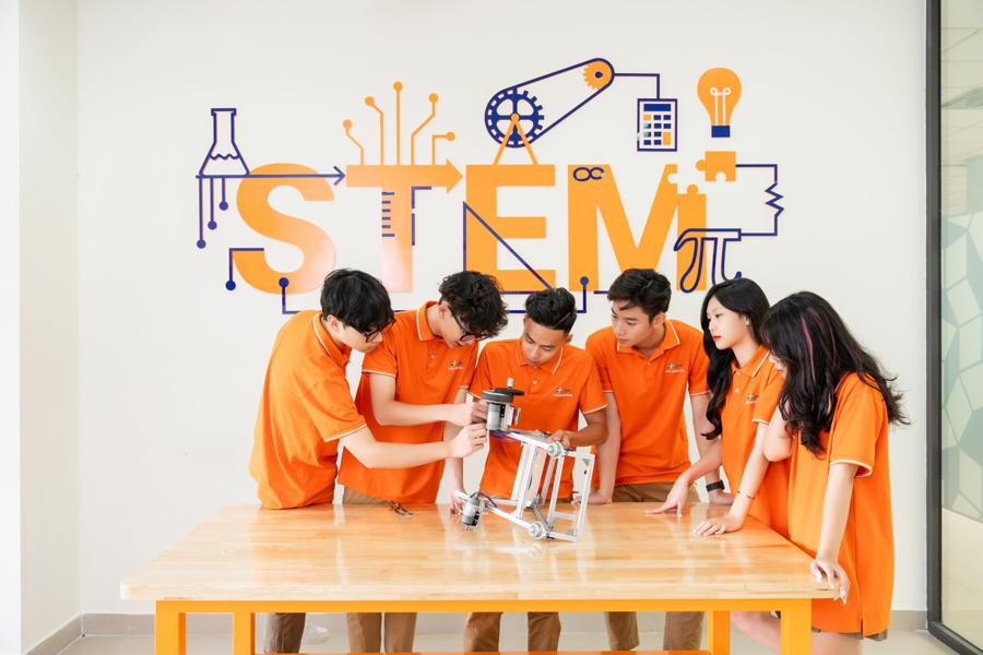 Tại FPT Schools học sinh được học AI, STEM v&agrave; Robotics.