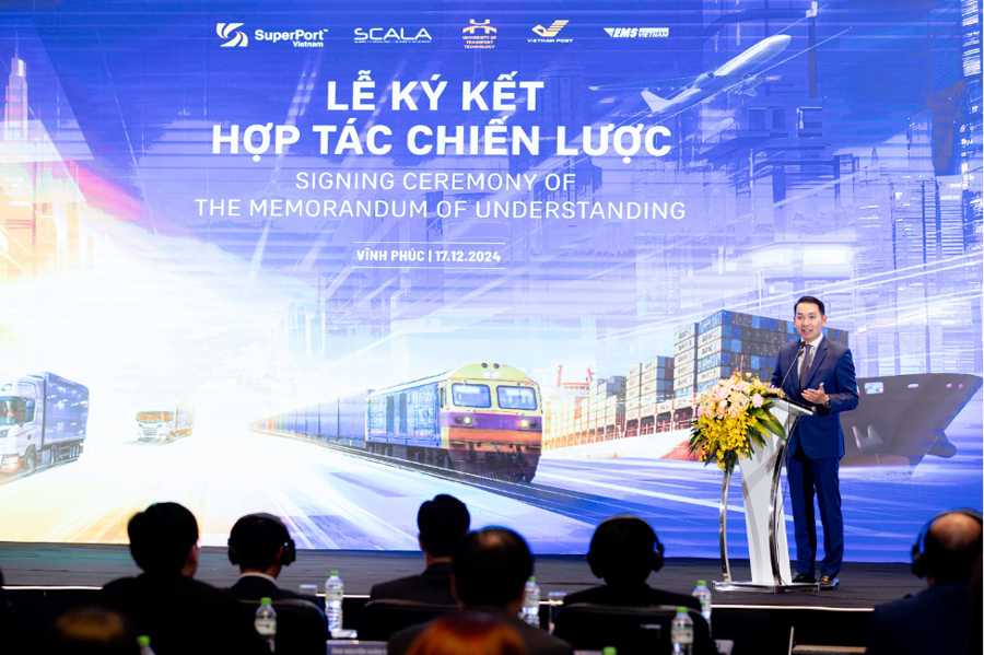 Dr. Yap Kwong Weng, CEO of Vietnam SuperPort&trade;, speaks at the Strategic Partnership Signing Ceremony with Vietnam Post.