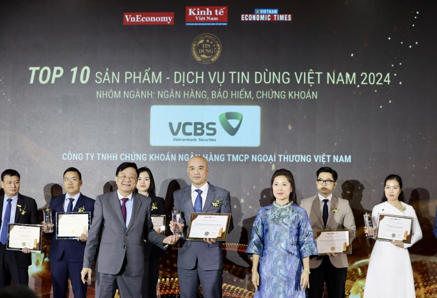 Nh&oacute;m IV: Ng&acirc;n h&agrave;ng, bảo hiểm, chứng kho&aacute;n bao gồm: hệ sinh th&aacute;i v&agrave; thanh to&aacute;n tiện &iacute;ch Agribank Plus &ndash; Ng&acirc;n h&agrave;ng N&ocirc;ng nghiệp v&agrave; Ph&aacute;t triển N&ocirc;ng th&ocirc;n Việt Nam (Agribank); Ph&uacute;c Bảo An Khang Mở rộng &ndash; C&ocirc;ng ty TNHH Bảo hiểm nh&acirc;n thọ Fubon Việt Nam; sản phẩm VITA &ndash; Sức khỏe v&agrave;ng &ndash; C&ocirc;ng ty TNHH Bảo hiểm nh&acirc;n thọ Generali Việt Nam; ứng dụng HDBank Mobile Banking &ndash; Ng&acirc;n h&agrave;ng TMCP Ph&aacute;t triển TP.HCM (HDBank); thẻ Happy Lady &ndash; Ng&acirc;n h&agrave;ng TMCP Nam &Aacute;; ứng dụng NCB Izibankbiz &ndash; Ng&acirc;n h&agrave;ng TMCP Quốc d&acirc;n; giải ph&aacute;p thanh to&aacute;n đa phương tiện tr&ecirc;n m&aacute;y POS &ndash; Ng&acirc;n h&agrave;ng TMCP S&agrave;i G&ograve;n Thương T&iacute;n (Sacombank); thẻ thanh to&aacute;n Techcombank Visa Eco &ndash; Ng&acirc;n h&agrave;ng TMCP Kỹ thương Việt Nam (Techcombank); thẻ Flash 2in1 Nickname lấy ngay tại Livebank &ndash; Ng&acirc;n h&agrave;ng TMCP Ti&ecirc;n Phong (TPBank); giải ph&aacute;p mở t&agrave;i khoản E-contract &ndash; C&ocirc;ng ty TNHH Chứng kho&aacute;n Ng&acirc;n h&agrave;ng TMCP Ngoại thương Việt Nam. Ảnh:&nbsp;Tr&iacute; Phong.