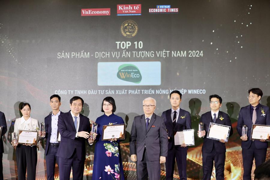 TOP 10 sản phẩm dịch vụ ấn tượng của năm bao gồm gạo A An &ndash; C&ocirc;ng ty cổ phần Lương thực A An; nước kho&aacute;ng thi&ecirc;n nhi&ecirc;n Lavie &ndash; C&ocirc;ng ty TNHH La Vie; dịch vụ chăm s&oacute;c kh&aacute;ch h&agrave;ng &ndash; C&ocirc;ng ty LG Electronics Việt Nam; m&aacute;y tăm nước kh&ocirc;ng d&acirc;y LocknLock v&agrave; b&igrave;nh giữ nhiệt LocknLock Sling Ring Nature Tumbler &ndash; Lock &amp; Lock VN; hệ thống nh&agrave; thuốc v&agrave; ti&ecirc;m chủng FPT Long Ch&acirc;u &ndash; C&ocirc;ng ty cổ phần Dược phẩm FPT Long Ch&acirc;u; Tổ hợp kho&aacute;ng n&oacute;ng Mori Onsen &ndash; C&ocirc;ng ty CP Bất động sản Ecopark Nomura; hệ sinh th&aacute;i t&agrave;i ch&iacute;nh số Viettel Money &ndash; C&ocirc;ng ty dịch vụ giải ph&aacute;p Viettel; xe điện VF3 &ndash; C&ocirc;ng ty CP Sản xuất v&agrave; Kinh doanh Vinfast; sản phẩm WinEco &ndash; C&ocirc;ng ty TNHH Đầu tư sản xuất ph&aacute;t triển n&ocirc;ng nghiệp Wineco; &nbsp;dịch vụ đặt xe thuần điện đầu ti&ecirc;n tại Việt Nam &ndash; C&ocirc;ng ty CP Di chuyển xanh v&agrave; th&ocirc;ng minh GSM. Ảnh: Tr&iacute; Phong..