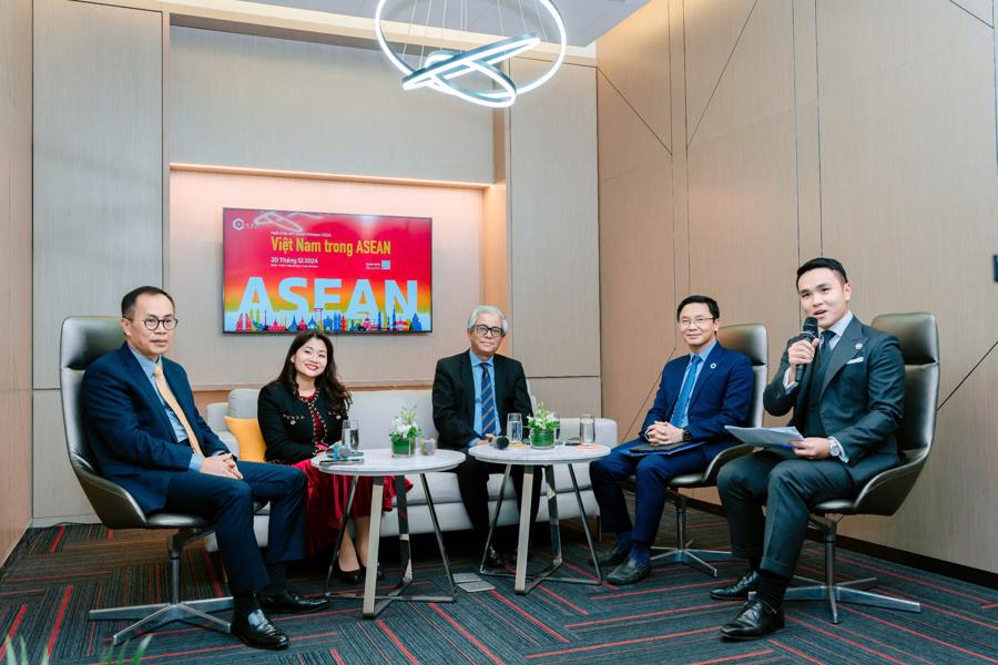 C&aacute;c chuy&ecirc;n gia tại buổi chia sẻ C asean Việt Nam 2024 với chủ đề &ldquo;Việt Nam trong ASEAN&rdquo;.