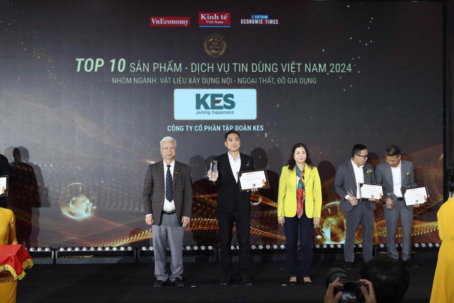 Đại diện KES nhận danh hiệu &ldquo;Top 10 Sản phẩm - Dịch vụ tin d&ugrave;ng 2024&rdquo;.