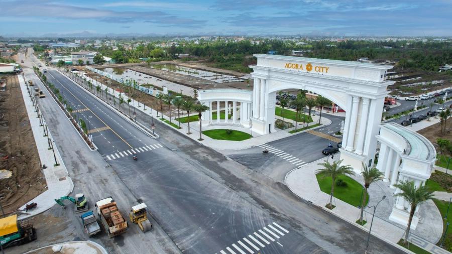 Agora City nằm tr&ecirc;n mặt tiền đường DT818, c&aacute;ch n&uacute;t giao kết nối cao tốc TP.HCM - Trung Lương chỉ 3 ph&uacute;t di chuyển.