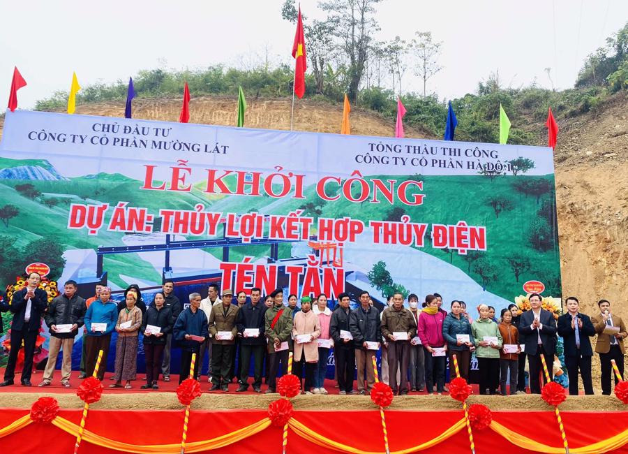 L&atilde;nh đạo tỉnh Thanh Ho&aacute;, huyện Mường L&aacute;t, chủ đầu tư trao qu&agrave; tới c&aacute;c hộ gia đ&igrave;nh ch&iacute;nh s&aacute;ch tại địa phương