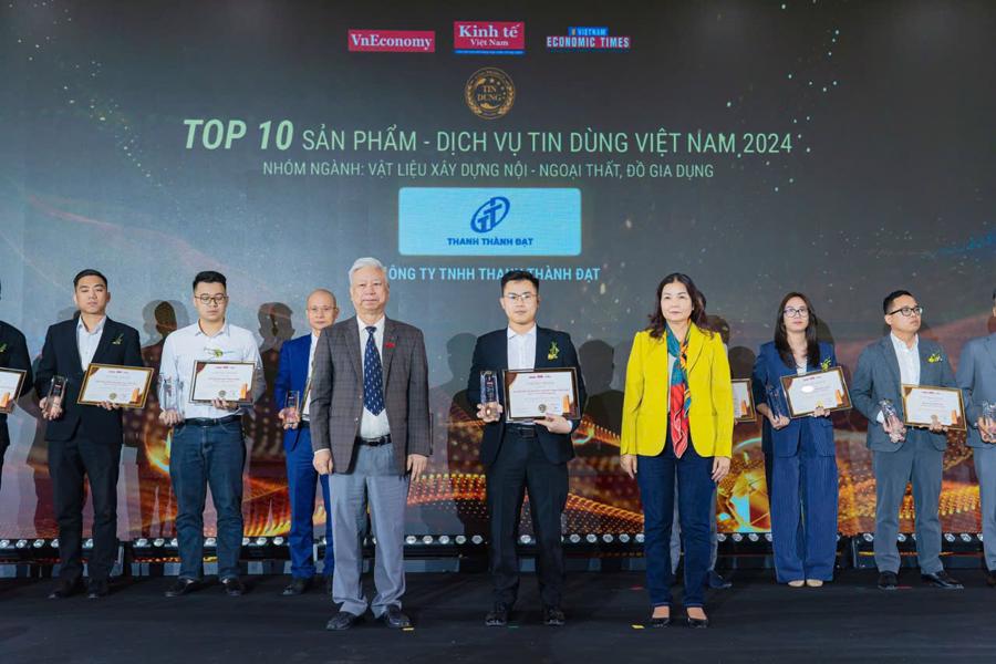 Đại diện Thanh Th&agrave;nh Đạt nhận danh hiệu &ldquo;Top 10 Sản phẩm - Dịch vụ tin d&ugrave;ng 2024&rdquo;.