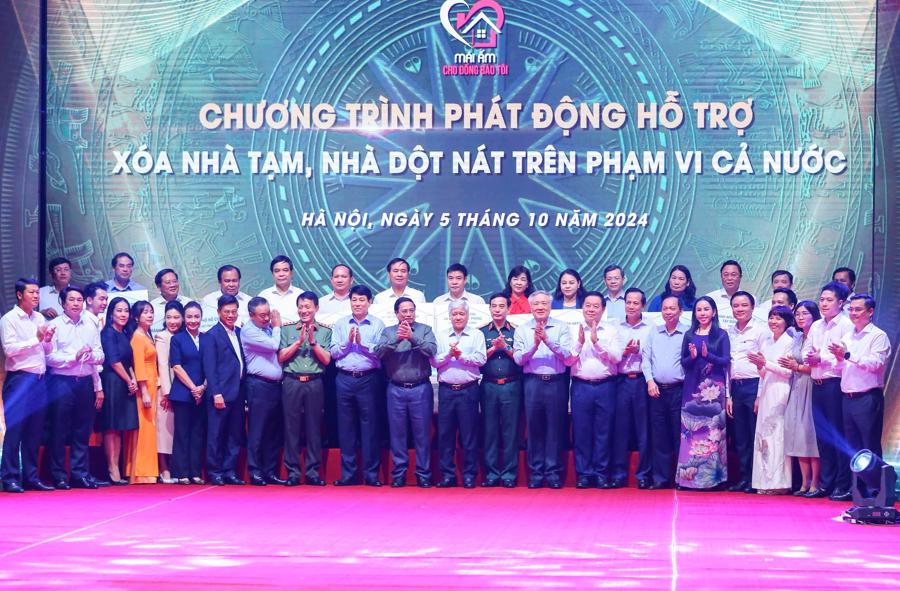 Thủ tướng ph&aacute;t động Chương tr&igrave;nh xo&aacute; nh&agrave; tạm, nh&agrave; dột n&aacute;t với chủ đề &lsquo;&lsquo;M&aacute;i ấm cho đồng b&agrave;o t&ocirc;i. Ảnh: MOLISA.