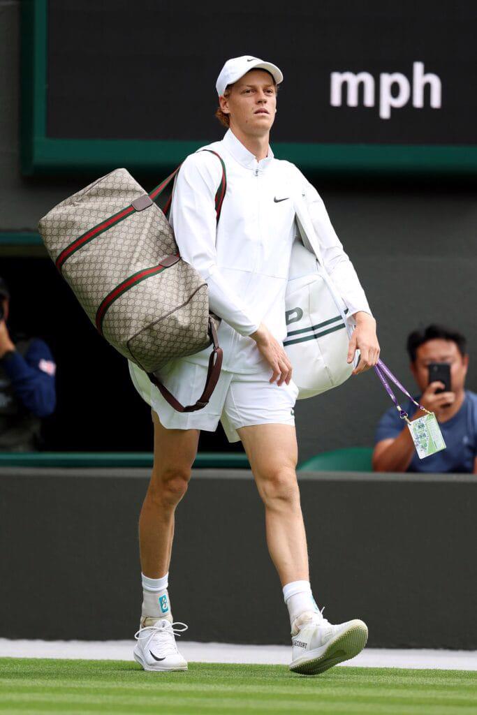 Jannik Sinner đeo t&uacute;i vải Gucci khi bước ra s&acirc;n đấu tại giải Wimbledon.