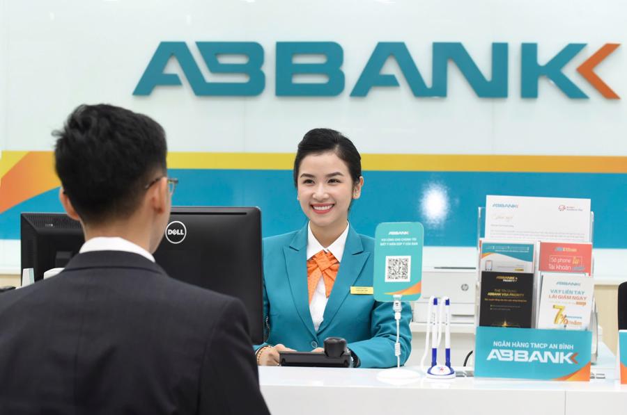 Giải thưởng l&agrave; sự khẳng định mạnh mẽ cho vị thế của ABBANK trong việc hướng tới nh&acirc;n t&agrave;i v&agrave; tạo dựng "ng&acirc;n h&agrave;ng hạnh ph&uacute;c" - nơi mỗi c&aacute;n bộ nh&acirc;n vi&ecirc;n được ph&aacute;t triển to&agrave;n diện v&agrave; gắn b&oacute; d&agrave;i l&acirc;u.