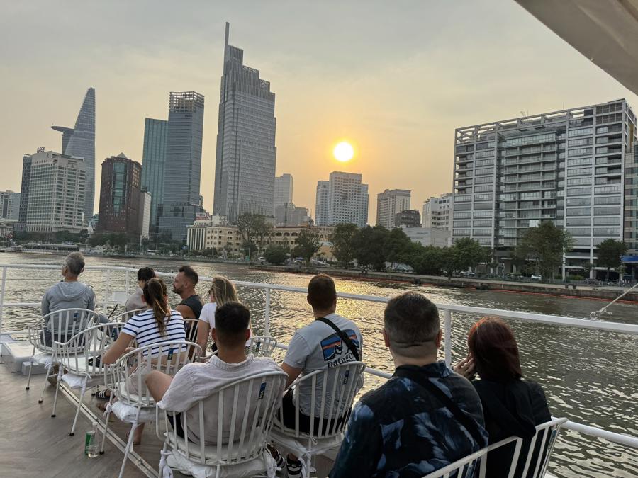 Tour "Saigon River Sightseeing" đưa du kh&aacute;ch thưởng ngoạn to&agrave;n cảnh S&agrave;i G&ograve;n - TP.HCM bằng t&agrave;u du lịch 2 tầng. Ảnh: SWG