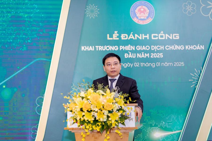 Bộ trưởng Bộ T&agrave;i ch&iacute;nh Nguyễn Văn Thắng y&ecirc;u cầu ng&agrave;nh chứng kho&aacute;n nỗ lực kh&ocirc;ng ngừng cải thiện cơ sở hạ tầng, n&acirc;ng cao chất lượng dịch vụ, tạo ra một m&ocirc;i trường đầu tư minh bạch, an to&agrave;n v&agrave; hấp dẫn.