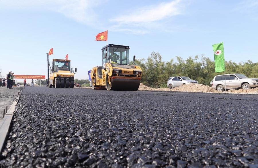 Tuyến cao tốc Cần Thơ - C&agrave; Mau đang trong giai đoạn thi c&ocirc;ng thảm b&ecirc; t&ocirc;ng nhựa