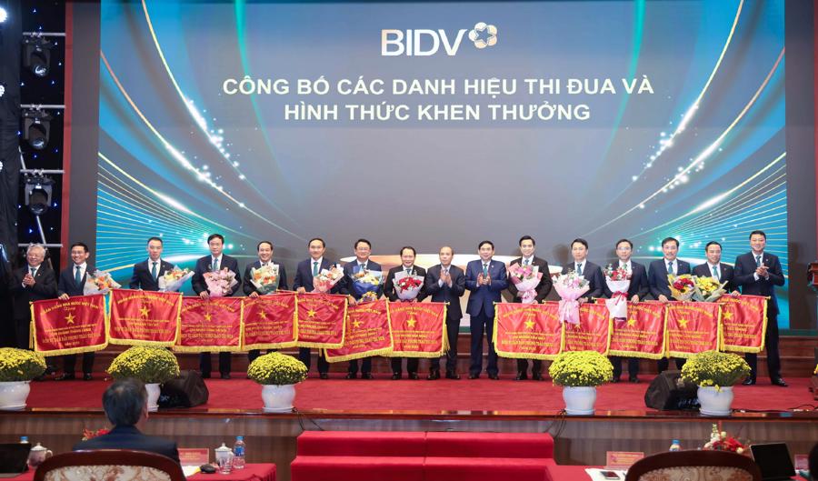 Các đơn vị thuộc BIDV đón nhận Cờ thi đua của Thống đốc Ngân hàng Nhà nước.