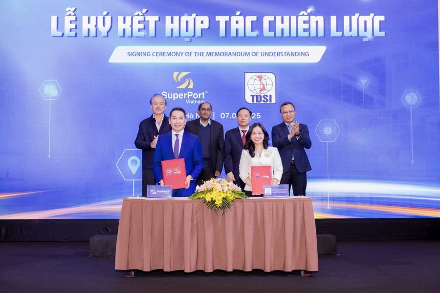 The signing ceremony of the MoU between Vietnam SuperPort&trade; and the Transport Development and Strategy Institute on implementing the national railway network development strategy.