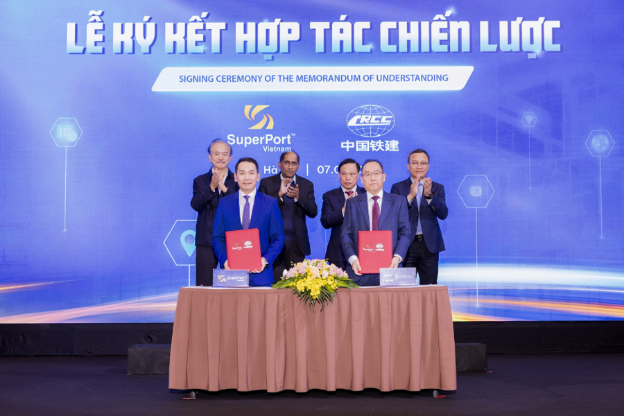 The signing ceremony of the MoU between Vietnam SuperPort&trade; and China Railway 16th Bureau Group Vietnam Co., Ltd.