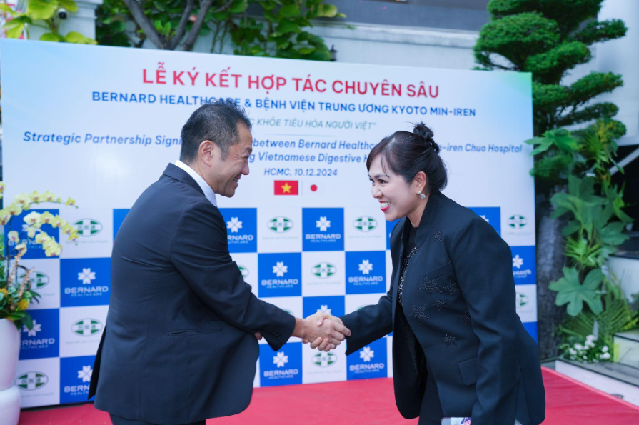 Dr. Kinoshita Koshi and Bernard CEO Nguyen Nam Phuong at the signing ceremony of the strategic cooperation agreement