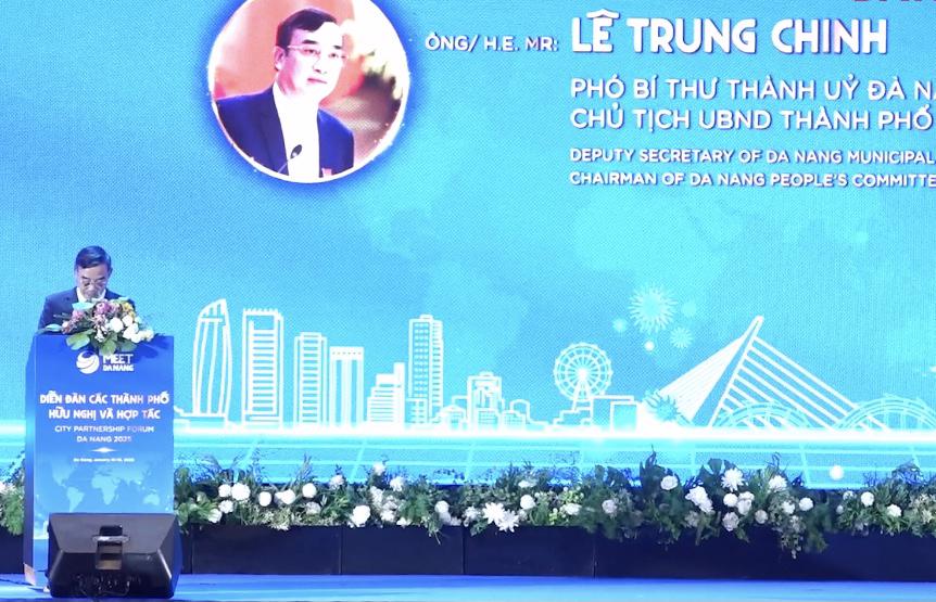 Chủ tịch UBND th&agrave;nh phố Đ&agrave; Nẵng L&ecirc; Trung Chinh ph&aacute;t biểu khai mạc Diễn đ&agrave;n c&aacute;c th&agrave;nh phố Hữu nghị v&agrave; Hợp t&aacute;c - Đ&agrave; Nẵng 2025.