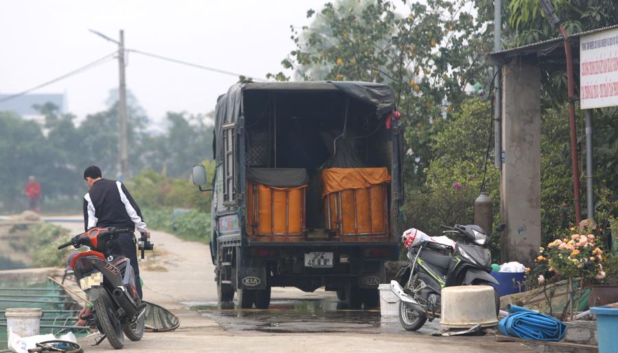 Cận cảnh "tổng kho" cung cấp phương tiện đưa ông Công, ông Táo về trời - Ảnh 2