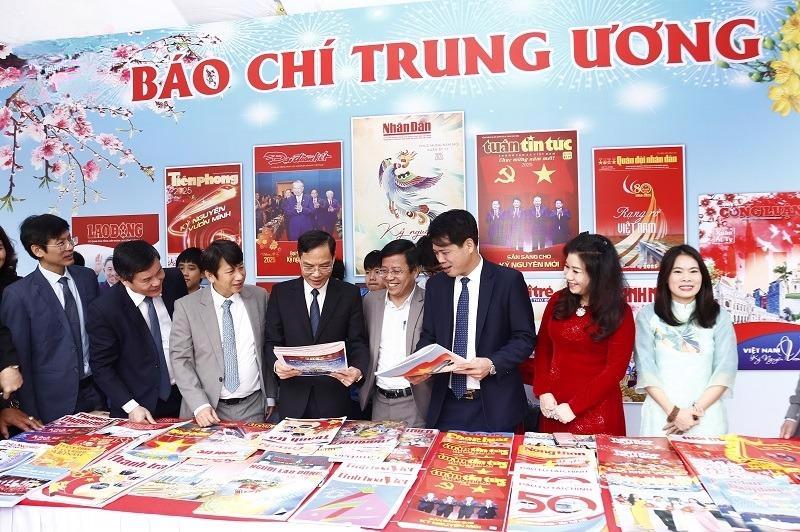 &Ocirc;ng&nbsp;&nbsp;Đ&agrave;o Xu&acirc;n Y&ecirc;n, Trưởng Ban Tuy&ecirc;n gi&aacute;o Tỉnh ủy Thanh Ho&aacute; c&ugrave;ng c&aacute;c đại biểu tham quan gian trưng b&agrave;y của B&aacute;o ch&iacute; Trung ương.