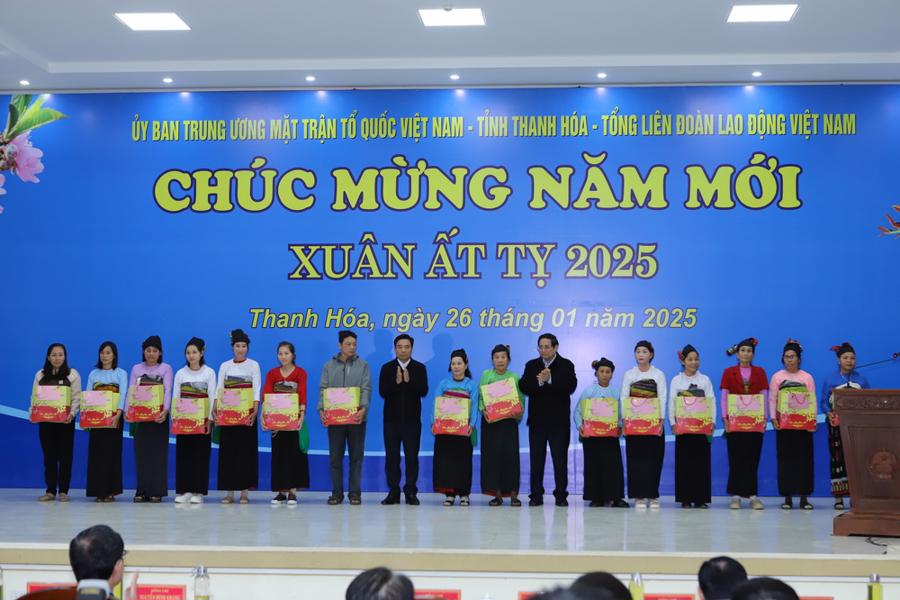 Thủ tướng Phạm Minh Ch&iacute;nh v&agrave; B&iacute; thư Tỉnh ủy Thanh H&oacute;a Nguyễn Do&atilde;n Anh tặng qu&agrave; Tết cho c&aacute;c gia đ&igrave;nh v&agrave; c&ocirc;ng nh&acirc;n c&oacute; ho&agrave;n cảnh kh&oacute; khăn tr&ecirc;n địa b&agrave;n huyện Ngọc Lặc.