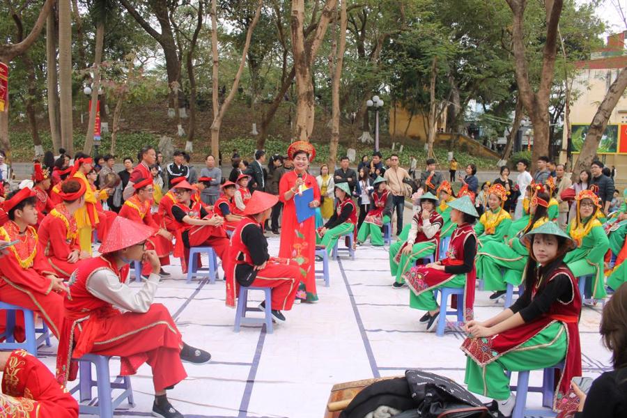 Tr&ograve; chơi đ&aacute;nh cờ người tại Lễ hội Đống Đa Xu&acirc;n Ất Tỵ. Ảnh: Chu Kh&ocirc;i.