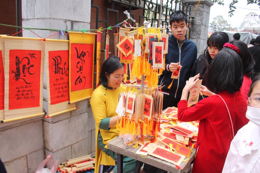 Nhiều gian h&agrave;ng b&aacute;n đồ lưu niệm tại lễ hội Đống Đa xu&acirc;n Ất Tỵ. Ảnh CK.