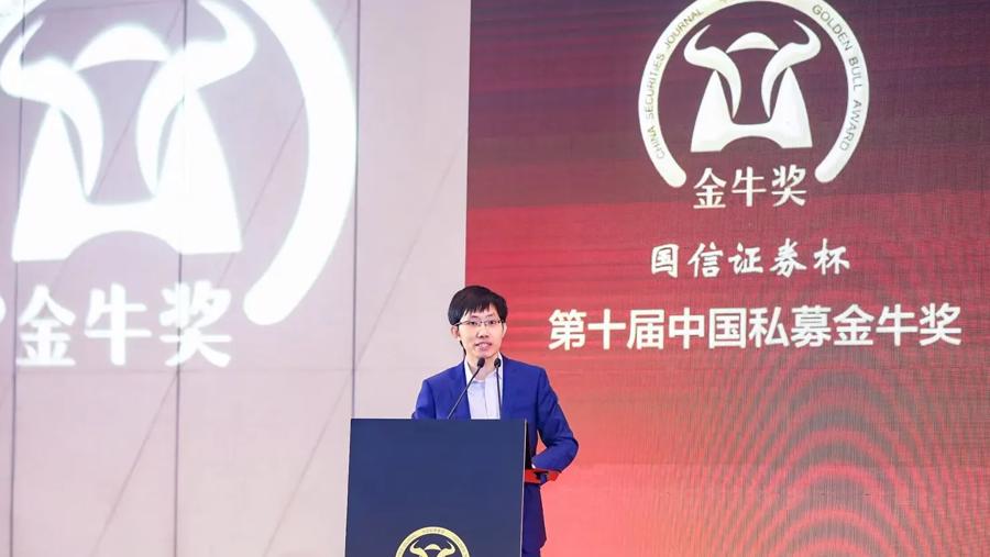 Liang Wenfeng, nh&agrave; s&aacute;ng lập c&ocirc;ng ty khởi nghiệp DeepSeek, c&oacute; b&agrave;i ph&aacute;t biểu quan trọng tại Lễ trao giải China Private Equity Golden Bull lần thứ 10 v&agrave;o ng&agrave;y 30/8/2019 tại Thượng Hải, Trung Quốc.