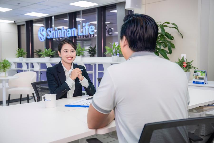 Năm 2025 l&agrave; thời điểm để Shinhan Life th&uacute;c đẩy mạnh mẽ hoạt động kinh doanh v&agrave; tạo ra bước đột ph&aacute; về tăng trưởng tr&ecirc;n nền tảng vững chắc m&agrave; C&ocirc;ng ty đ&atilde; c&ugrave;ng nhau x&acirc;y dựng.