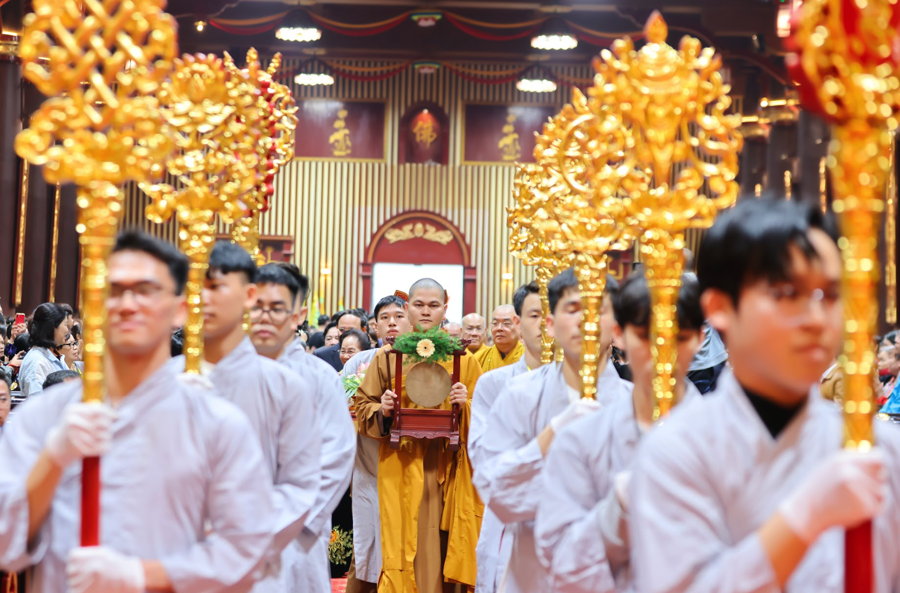 Nghi lễ thỉnh chu&ocirc;ng thi&ecirc;ng li&ecirc;ng l&agrave; một phần kh&ocirc;ng thể thiếu trong chương tr&igrave;nh.