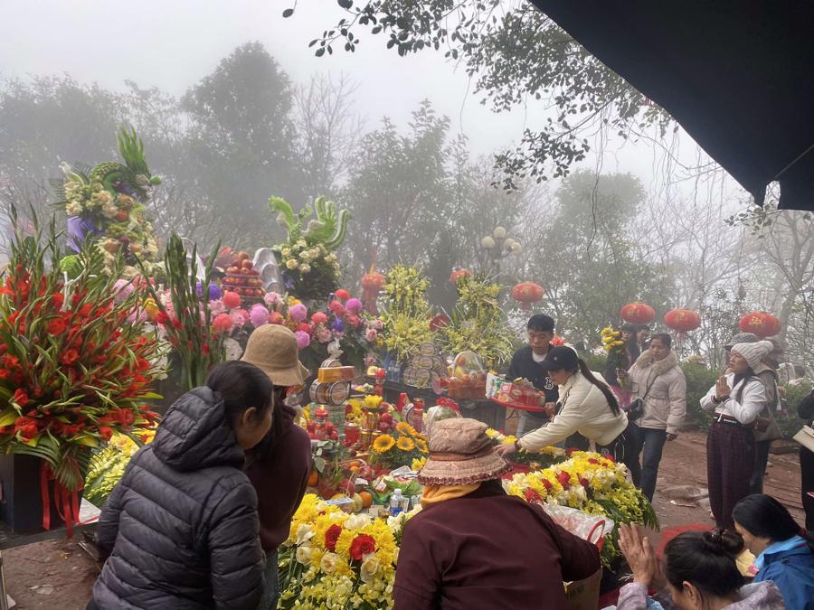 Huyệt đạo hay c&ograve;n gọi l&agrave; huyệt vị (vị tr&iacute; c&oacute; huyệt th&ocirc;ng thi&ecirc;n), nơi gần với trời, l&agrave; điểm giao h&ograve;a hội tụ giữa trời v&agrave; đất, năng lượng lớn, c&oacute; nhiều linh kh&iacute;. Người d&acirc;n quan niệm, con người khi đến huyệt đạo n&agrave;y sẽ trở n&ecirc;n h&agrave;i h&ograve;a, may mắn

&nbsp;


Quần thể di t&iacute;ch Am Ti&ecirc;n gắn với sự t&iacute;ch cuộc khởi nghĩa B&agrave; Triệu, nằm tr&ecirc;n đỉnh n&uacute;i cao nhất của d&atilde;y n&uacute;i Ng&agrave;n Nưa. Năm 248, B&agrave; Triệu c&ugrave;ng người anh trai Triệu Quốc Đạt đ&atilde; tập hợp nghĩa sĩ, r&egrave;n luyện nghĩa qu&acirc;n, đứng l&ecirc;n khởi nghĩa đ&aacute;nh đuổi giặc Đ&ocirc;ng Ng&ocirc;, gi&agrave;nh lại giang sơn, x&atilde; tắc, b&agrave; chọn Ng&agrave;n Nưa l&agrave; nơi hiệu triệu nghĩa qu&acirc;n tại đ&acirc;y.


Sau khi B&agrave; Triệu mất, nh&acirc;n d&acirc;n trong v&ugrave;ng đ&atilde; lập đền thờ B&agrave; tại quần thể di t&iacute;ch N&uacute;i Nưa - Đền Nưa - Am Ti&ecirc;n thị trấn Nưa. Hiện nay, xung quanh v&ugrave;ng N&uacute;i Nưa c&ograve;n rất nhiều địa điểm, địa danh gắn với truyền thuyết li&ecirc;n quan đến cuộc khởi nghĩa B&agrave; Triệu.




&nbsp;Giếng Ti&ecirc;n kh&ocirc;ng bao giờ cạn d&ugrave; nằm ở tr&ecirc;n n&uacute;i độ cao hơn 500m, kh&ocirc;ng khe, kh&ocirc;ng suối, nhiều năm quanh v&ugrave;ng kh&ocirc; cạn nhưng giếng vẫn đầy nước v&agrave; trong xanh, kh&ocirc;ng ai x&aacute;c định được giếng n&agrave;y c&oacute; từ khi n&agrave;o. Nơi đ&acirc;y được cho l&agrave; giếng B&agrave; Triệu v&agrave; nghĩa qu&acirc;n lấy nước sử dụng h&agrave;ng ng&agrave;y. Cũng c&oacute; truyền thuyết, cứ tối tối lại thấy c&aacute;c ti&ecirc;n nữ tắm n&ecirc;n gọi l&agrave; giếng Ti&ecirc;n.



Thầy đồ cho chữ tr&ecirc;n Đền Nưa - Am Ti&ecirc;n