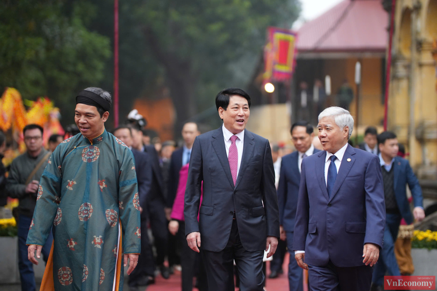 Trong kh&ocirc;ng kh&iacute; ấm &aacute;p đầu Xu&acirc;n, Chủ tịch nước Lương Cường&nbsp;đ&atilde; tới dự v&agrave; chủ tr&igrave; Lễ d&acirc;ng hương khai xu&acirc;n Ất Tỵ 2025 tại khu di t&iacute;ch Ho&agrave;ng th&agrave;nh Thăng Long.