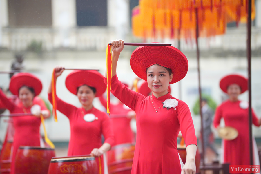 Lễ d&acirc;ng hương được thực hiện trang trọng để cầu cho quốc th&aacute;i, d&acirc;n an, thi&ecirc;n hạ th&aacute;i b&igrave;nh, thể hiện l&ograve;ng th&agrave;nh k&iacute;nh, biết ơn c&aacute;c bậc vua s&aacute;ng, t&ocirc;i hiền đ&atilde; c&oacute; c&ocirc;ng khai mở nền văn hiến Thăng Long, khai s&aacute;ng văn minh Đại Việt, lưu truyền đến thời đại Hồ Ch&iacute; Minh quang vinh.