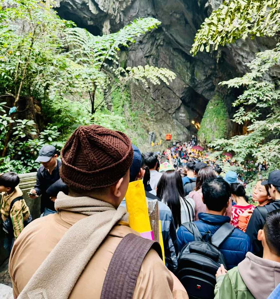 Ngo&agrave;i tuyến c&aacute;p treo từ Thi&ecirc;n Tr&ugrave; v&agrave; động Hương T&iacute;ch, ch&ugrave;a Hương năm nay c&oacute; th&ecirc;m 1 tuyến c&aacute;p treo từ ch&ugrave;a Long V&acirc;n (gần bến đ&ograve;) sang ch&ugrave;a Ti&ecirc;n (Ho&agrave; B&igrave;nh).