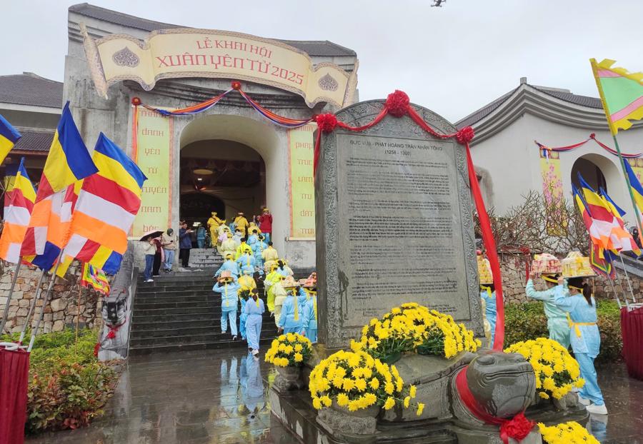 S&aacute;ng 07/02/2025 (tức m&ugrave;ng 10 th&aacute;ng Gi&ecirc;ng năm Ất Tỵ), Lễ khai hội Xu&acirc;n Y&ecirc;n Tử đ&atilde; diễn ra tại Trung t&acirc;m Văn h&oacute;a Tr&uacute;c L&acirc;m Y&ecirc;n Tử, tỉnh Quảng Ninh.