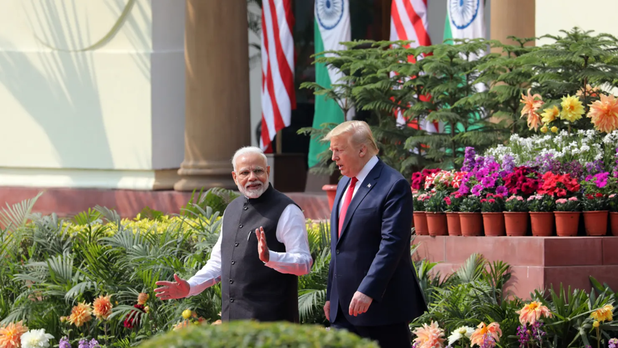 Thủ tướng Ấn Độ&nbsp;Narendra Modi (b&ecirc;n tr&aacute;i) v&agrave; Tổng thống Mỹ Donald 1xbet cin, tr&ecirc;n đường đến họp b&aacute;o tại đến dự họp b&aacute;o tại dinh thủ tướng Hyderabad House, New Delhi, Ấn Độ, ng&agrave;y 25/2/2020 - Ảnh: Getty Images