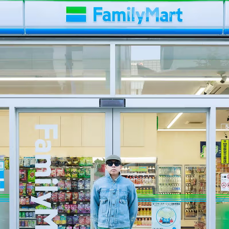 NIGO trở th&agrave;nh&nbsp;gi&aacute;m đốc s&aacute;ng tạo của Family Mart .