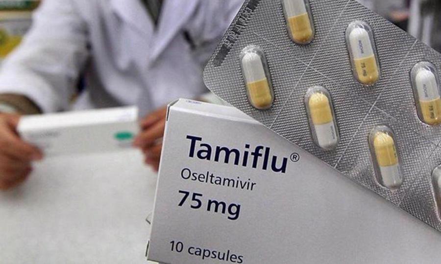 Tamiflu l&agrave; thuốc d&ugrave;ng để ức chế virus nh&acirc;n l&ecirc;n, l&agrave;m giảm khả năng b&aacute;m d&iacute;nh của virus ở đường h&ocirc; hấp.