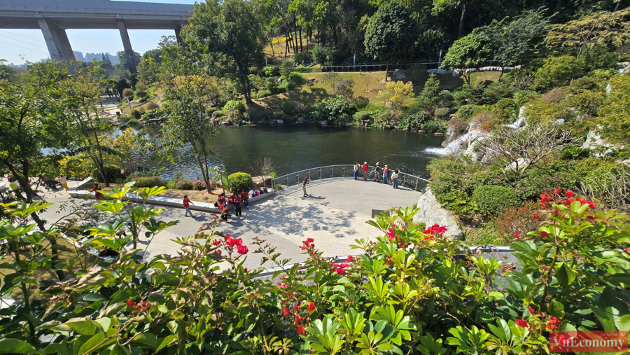 Yunluo Botanical Garden nằm dưới ch&acirc;n n&uacute;i Bạch V&acirc;n, c&oacute; diện t&iacute;ch 86,6 ha. To&agrave;n bộ khu vườn được bao quanh bởi đường m&ograve;n Kapok d&agrave;i gần 2 km.