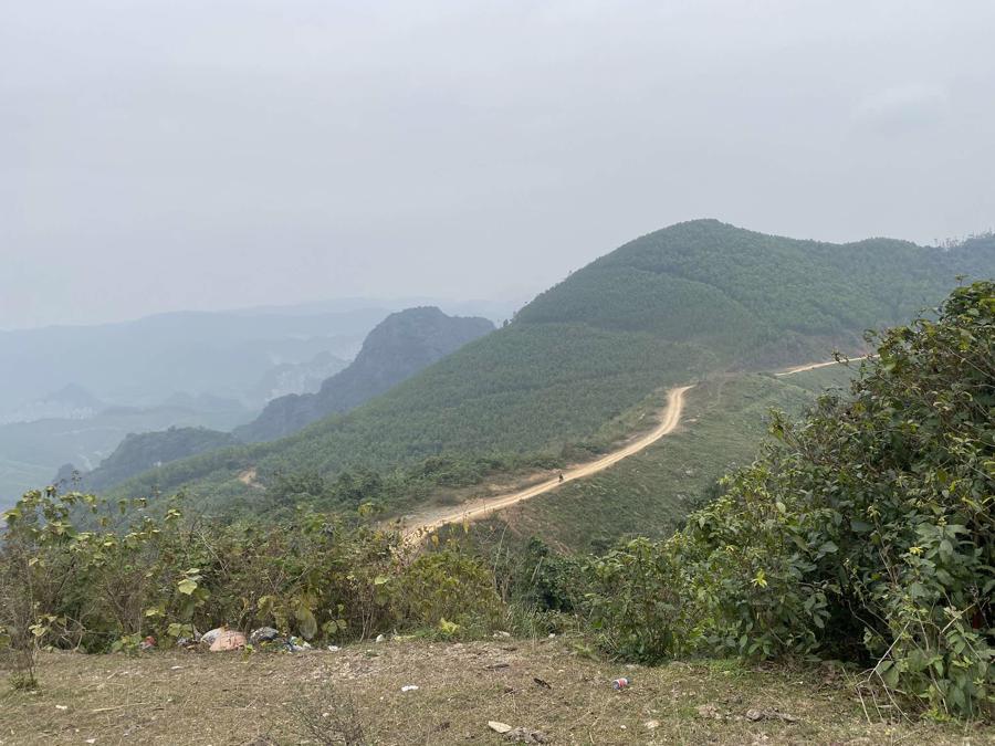 Cung đường 4km dốc n&uacute;i lổm nhổm "ổ voi", "ổ tr&acirc;u" dẫn v&agrave;o bản Đồng L&aacute;ch