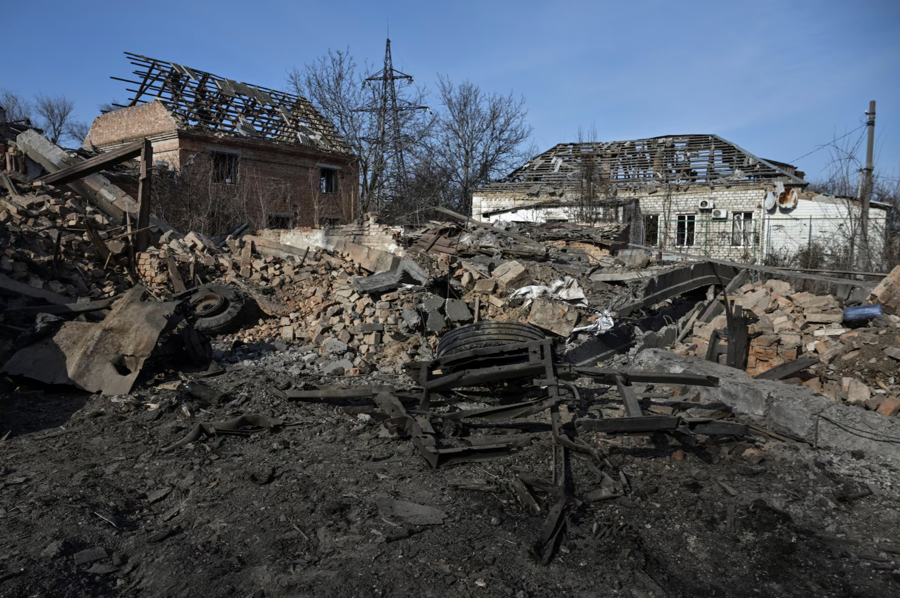 Những ng&ocirc;i nh&agrave; đổ n&aacute;t do chiến tranh ở v&ugrave;ng Orikhiv của Ukraine h&ocirc;m 12/2 - Ảnh: Reuters.