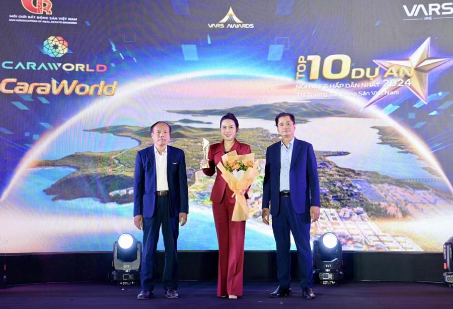 Đại diện chủ đầu tư CaraWorld đ&oacute;n nhận vinh danh Top 10 dự &aacute;n nổi bật, hấp dẫn nhất thị trường bất động sản năm 2024.