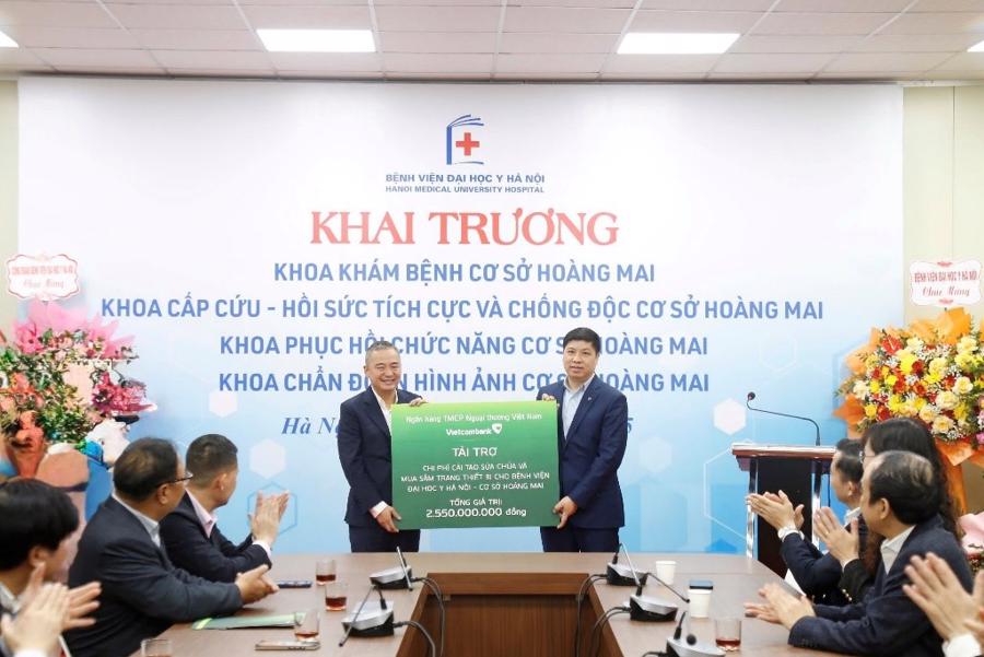 Đồng ch&iacute; Hồng Quang - Th&agrave;nh vi&ecirc;n HĐQT, Chủ tịch C&ocirc;ng đo&agrave;n Vietcombank trao t&agrave;i trợ 2,55 tỷ đồng cho Bệnh viện Đại học Y H&agrave; Nội - cơ sở Ho&agrave;ng Mai.