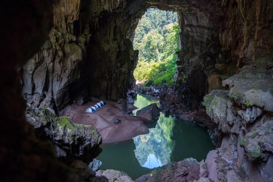 B&atilde;i trại Hang S&aacute;ng được chụp lại trong chuyến du lịch Phong Nha - Kẻ B&agrave;ng của c&ocirc;ng ty Oxalis Adventure.