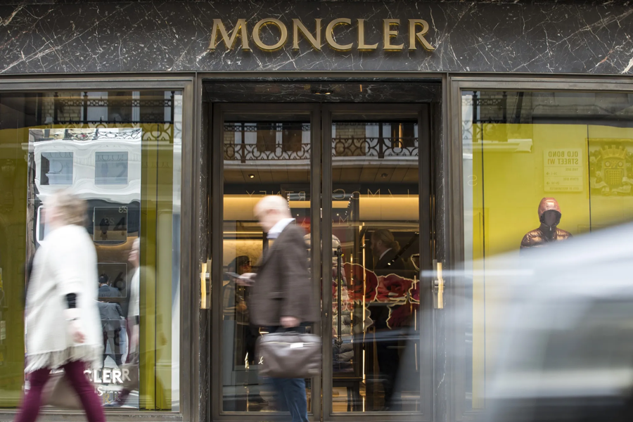 Moncler kh&eacute;p lại năm 2024 với&nbsp;doanh thu vượt qu&aacute; 3,1 tỷ euro.